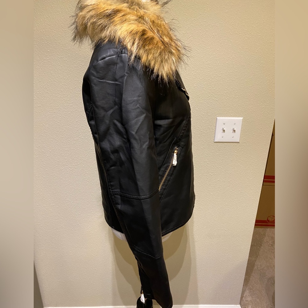 NWT Forever21 Faux Leather Biker jacket Size M Sherpa lined removable fur - Picture 9 of 11